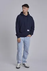 Buzo hoodie azul marino de algodón con corte holgado, capucha con cordones ajustables, bolsillo tipo canguro y etiqueta con logo en el frente.