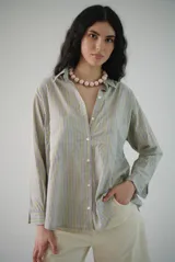 Camisa de manga larga con botones, a rayas verticales color lila y verde.