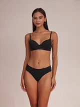 Conjunto de ropa interior negro, compuesto por un corpiño con aro y breteles regulables, y una bombacha tipo bikini con detalle de puntilla.