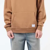 Buzo de chándal con capucha color tostado, con cordones ajustables, bolsillo canguro frontal y puños y dobladillo acanalados.