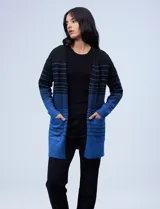 Cárdigan tejido largo marca Ninety, color beige con rayas horizontales negras. Tiene bolsillos delanteros y está confeccionado en acrílico, poliéster y elastano.