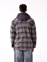 Campera tipo camisa de franela a cuadros rojos y negros con capucha gris de algodón y forro interior de piel sintética color crema.