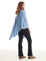 Poncho tejido de punto con diseño asimétrico y aberturas laterales para los brazos.