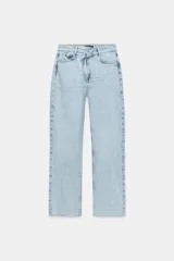 Jeans de tiro alto con diseño de cintura cruzada, cinco bolsillos y pernera recta con bajo sin costura. Cierre frontal con cremallera y botones.