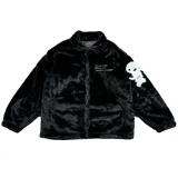 Campera de textura afelpada en color negro, con cuello alto y cierre frontal. Presenta letras bordadas en color blanco en la espalda y en las mangas. Cuenta con ajuste en la cintura y un corte regular.