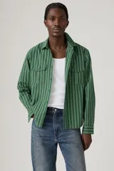 Camisa verde con rayas verticales blancas, de manga larga y corte recto.