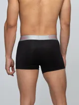 Pack de tres bóxers negros Calvin Klein de microfibra suave y elástica, con cintura elástica blanca con logo de la marca en contraste.