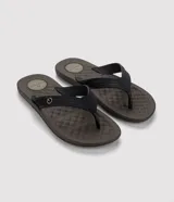 Chancletas Cartago modelo Arizona Light, de color marrón con tiras texturadas negras, aplicación metálica de la marca y plantilla con textura geométrica.