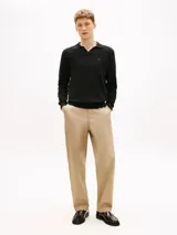 Chomba de manga larga Tommy Hilfiger de color negro, confeccionada en algodón orgánico con tejido de estructura estacional texturizada. Presenta cuello tipo chomba con cartera sin botones y el logo de la marca bordado discretamente en el pecho.