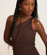 Vestido de largo midi confeccionado en tejido de rib color marrón. Presenta un diseño de hombro único y fruncido lateral que realza la silueta.