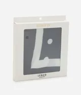 Pañuelo cuadrado de satén con estampado de lunares blancos sobre fondo negro. Accesorio versátil de tejido fluido, ideal para usar en el cuello, el cabello o como detalle en bolsos.