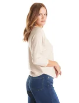 Buzo tejido de hilado fino color rosado, con escote en V, mangas tres cuartos y diseño estilo dolman.