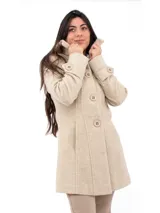 Tapado marrón de corte clásico con botones y bolsillos.