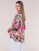 Cardigan abierto de manga larga en seda fría con estampado multicolor en tonos rosados, naranjas, verdes y negros.