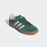 Championes Adidas Gazelle Indoor color verde con las tres tiras blancas y suela de goma color caramelo.