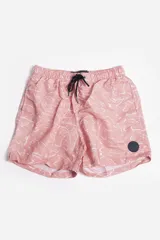 Short de baño celeste con estampado de hojas pequeñas en tonos verdes y blancos. Cuenta con cintura elástica con cordón ajustable, bolsillos laterales y un parche circular con logo en la parte inferior.