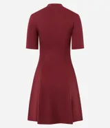 Vestido midi evasé color bordó, con cuello alto, mangas cortas y cintura marcada con cinturón fino removible con hebilla metálica dorada.