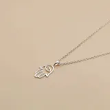 Collar de plata 925 con dije de Mano de Fátima calada y cadena de eslabones redondos.