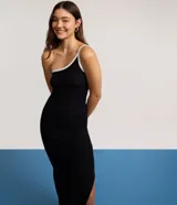 Vestido midi negro ajustado al cuerpo, confeccionado en tejido rib de viscosa. Presenta un diseño asimétrico con un solo hombro descubierto y un bretel con viés contrastante blanco en el escote. Posee un tajo lateral pronunciado.