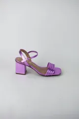 Sandalias de fiesta metalizadas color celeste, con taco cuadrado de 4 cm, tiras delanteras acolchadas y tira ajustable al tobillo con hebilla dorada.