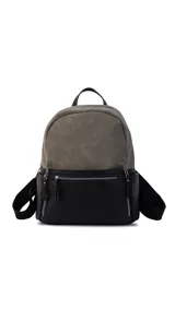 Mochila negra combinada con nobuck, bolsillo amplio adelante con broche y cierre, bolsillos en los costados, asas regulables y bolsillos internos.