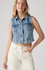 Jeans de corte recto estilo años 90, color blanco roto (ecru), tiro alto y largo completo.