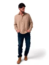 Camisa de manga larga Caterpillar confeccionada en tejido waffle, color beige, con cuello clásico, cierre frontal de botones y bolsillo en el pecho con etiqueta de la marca.