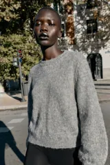 Jersey de punto Zara, color gris, con cuello redondo, manga larga abullonada y puños ajustados con detalle de botones metálicos.