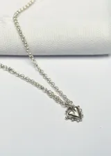 Collar con cadena de eslabones tipo rolo y dije colgante en forma de corazón con detalles texturizados en los bordes.