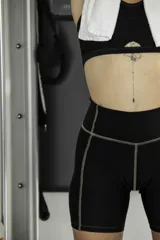 Biker negro con pespuntes en color visón.