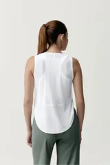 Musculosa deportiva blanca de diseño holgado con dobladillo curvo y cuello redondo.
