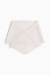 Pañuelo triangular de tejido de punto suave, color rosa pálido, con borde acanalado.