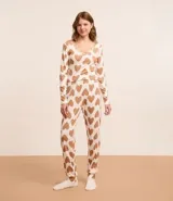 Conjunto de pijama canelado blanco con estampado de corazones marrones. Incluye blusa de mangas largas y pantalón con cintura elástica y puños ajustados.