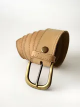 Cinto de cuero beige con hebilla metálica de bronce envejecido y broche suizo para intercambiar hebillas.