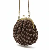 Bolso de mano tejido en hilo marrón con detalles de canutillos brillantes. Presenta una boquilla metálica estilo vintage en tono dorado envejecido con cierre de broche y una cadena metálica a juego para llevar al hombro.
