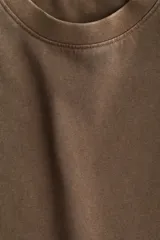 Musculosa de punto de algodón lavado color marrón, con cuello redondo acanalado y hombreras marcadas.