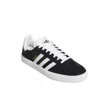 Championes urbanos Adidas modelo Gazelle Adv, color negro con las icónicas tres rayas laterales en blanco. Presentan un diseño clásico de perfil bajo, confeccionados en gamuza con suela de goma blanca y detalles en dorado.