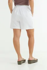 Short de mujer color verde militar, de tela tipo gabardina, con cintura elástica fruncida y bolsillos laterales.