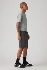 Bermuda de gabardina color gris oscuro, corte relaxed, con bolsillos laterales y traseros.