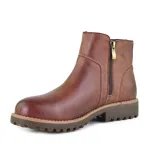 Bota corta de cuero color marrón, con suela de goma y cierre lateral.