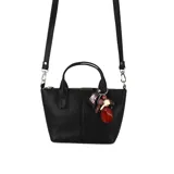 Cartera mini tote de cuero marrón, con diseño compacto y líneas modernas. Cuenta con doble asa de mano, correa larga regulable y extraíble, cierre superior y un dije decorativo con cuentas de colores.