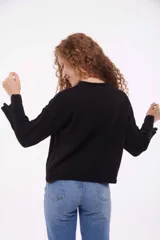 Sweater de punto trenzado color beige, con cuello alto y mangas largas.