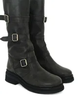 Bota de caña alta confeccionada en cuero, con diseño de estilo biker que presenta tres correas ajustables con hebillas metálicas y suela de goma con plataforma.
