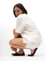 Camisa de lino blanca de mangas cortas y corte holgado.