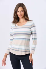 Remera de algodón de manga larga con escote redondo y estampado de rayas horizontales en tonos rosado, gris y beige.