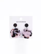 Aros colgantes con base circular negra y dije circular con estampado animal print en tonos blanco y negro.