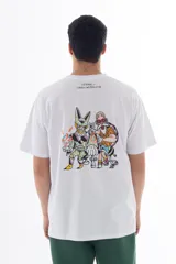 Remera blanca de algodón con cuello redondo y mangas cortas. Estampado en la espalda con ilustración de personajes de Dragon Ball Z intervenidos por el artista coreano Lonely Weirdo Club.