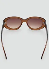 Lentes de sol con montura de pasta en color marrón translúcido, de diseño cuadrado y lentes con degradado.