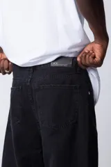 Jean de corte mom fit en color celeste claro, confeccionado en denim resistente con diseño de tiro alto y pierna holgada.