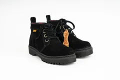 Bota acordonada de cuero gamuza color beige, con suela de goma dentada y forro interior a cuadros.